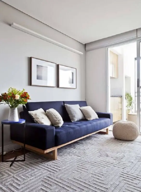 sala minimalista decorada com sofá azul marinho Foto INÁ Arquitetura