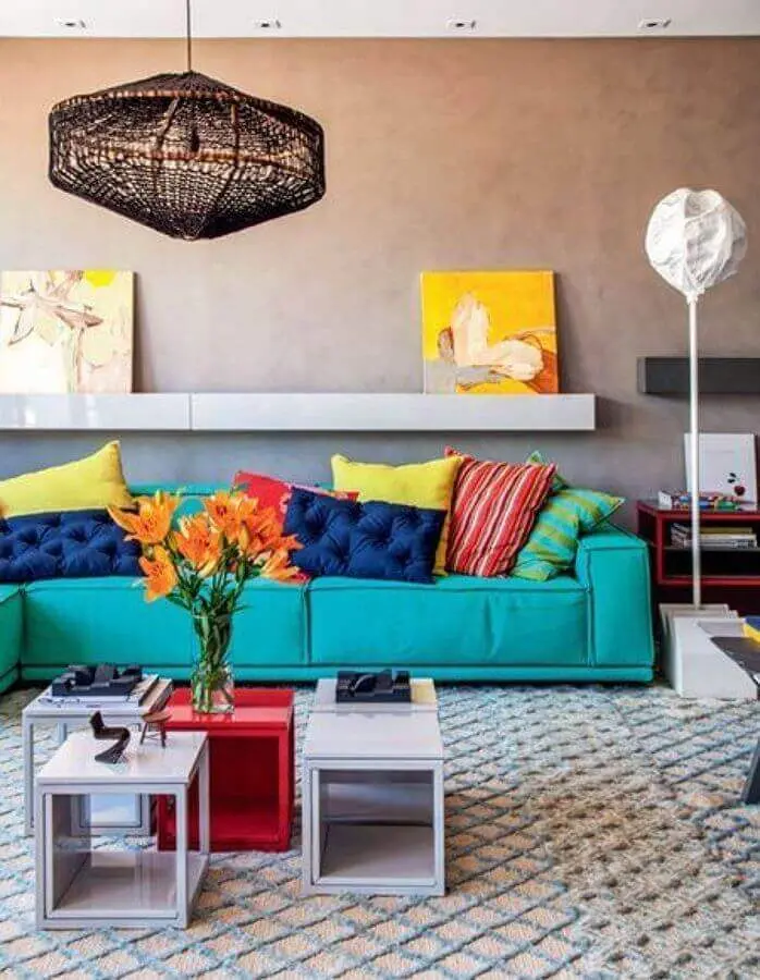sala moderna decorada com sofá azul tiffany e almofadas coloridas Foto Habitissimo
