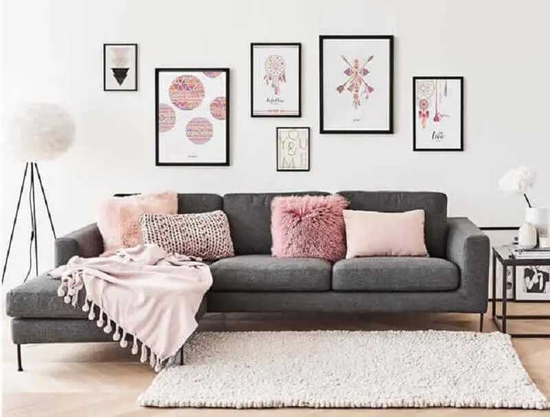sala moderna decorada com sofá cinza e quadros tumblr Foto Enquadrarte