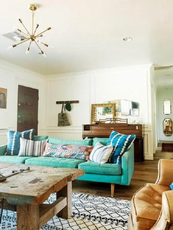 sala simples decorada com sofá azul turquesa Foto MyDomaine