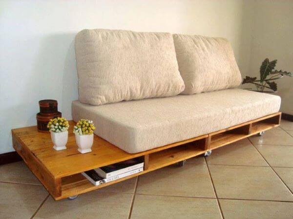 Sofá de madeira bege