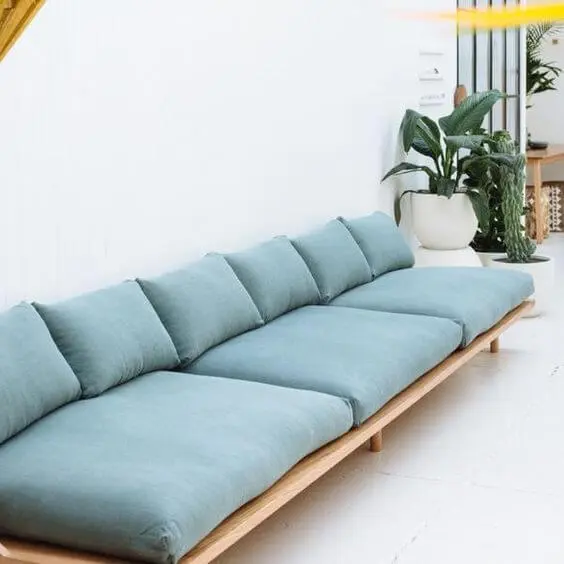 Sofá de madeira em azul