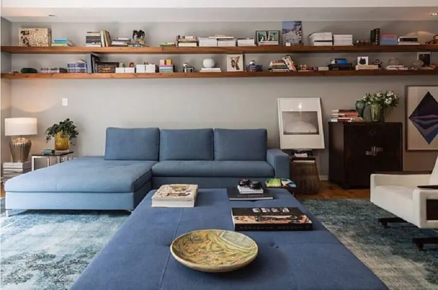 sofá azul claro para decoração de sala ampla com prateleiras de madeira Foto Juliana Fabrizzi Arquitetura