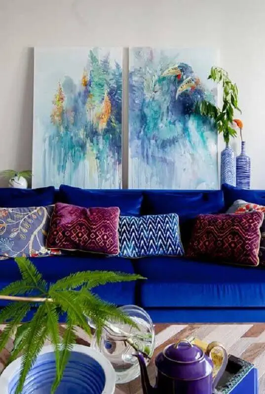 sofá azul royal decorado com almofadas estampadas Foto Pinterest