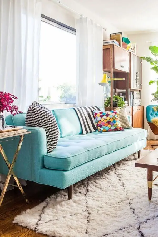 sofá azul turquesa para sala decorada com tapete felpudo  Foto Emily Henderson Design
