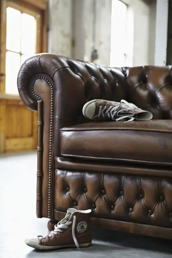 sofá chesterfield - detalhe de sofá chesterfield marrom de couro