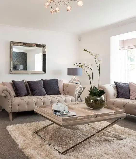 sofá chesterfield - sala de estar com sofás chesterfield beges