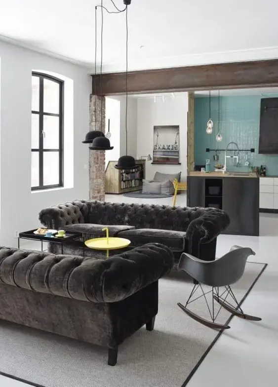 sofá chesterfield - sala de estar com sofás chesterfield pretos de camurça
