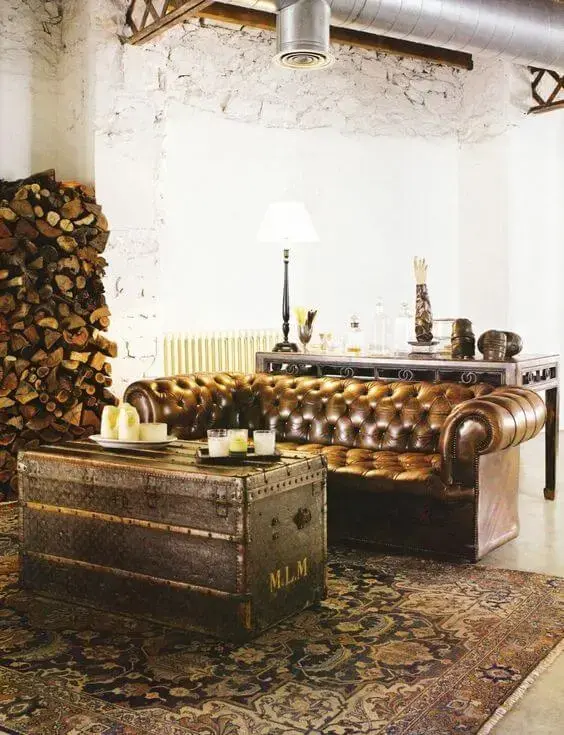 sofá chesterfield - sala de estar rústica e clássica com sofá chesterfield marrom de couro