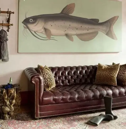 sofá chesterfield - sala de estar rústico com sofá chesterfield marrom de couro 