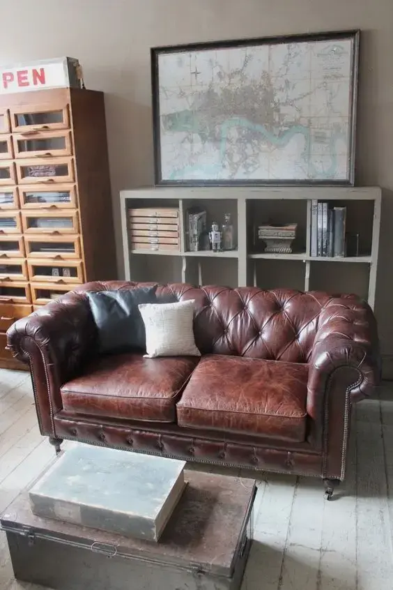 sofá chesterfield - sofá chesterfield de couro marrom com dois lugares