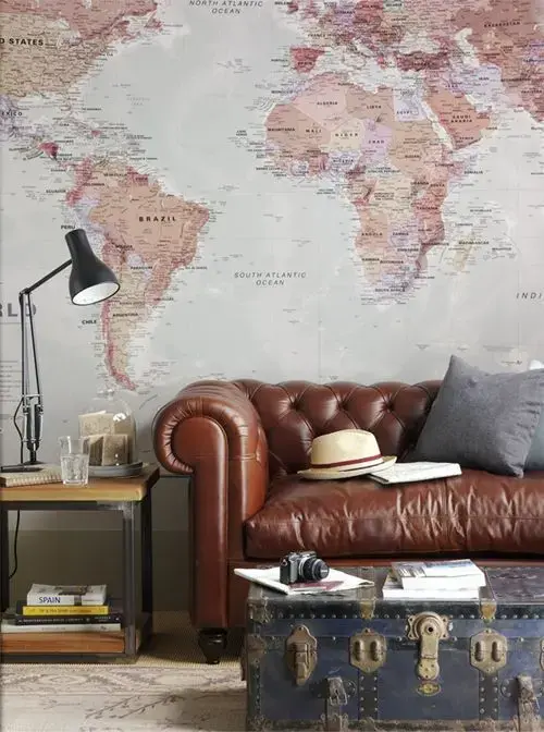 sofá chesterfield - sofá chesterfield de couro marrom em sala com decoração clássica e industrial
