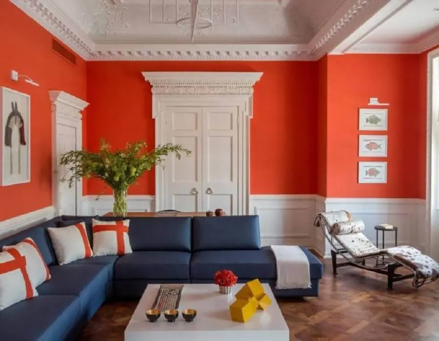 sofá de canto azul para sala com parede laranja Foto Jean de Just
