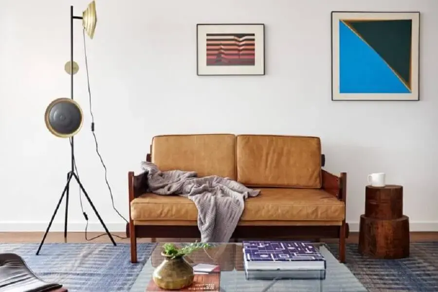 sofá namoradeira de madeira com estofado de couro Foto Iná Arquitetura