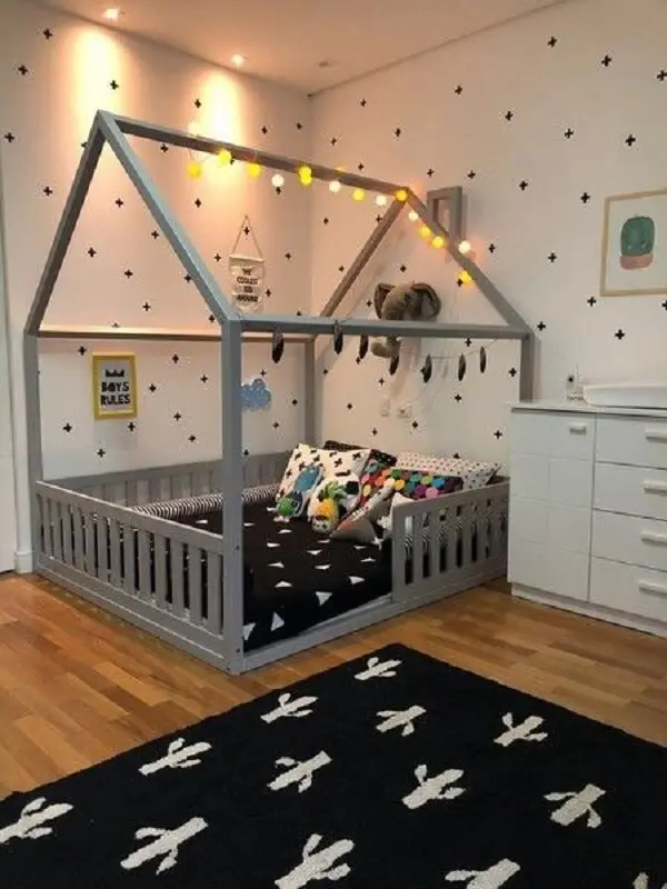 tapete preto e cama montessoriana para decoração de quarto infantil Foto Ueh Design
