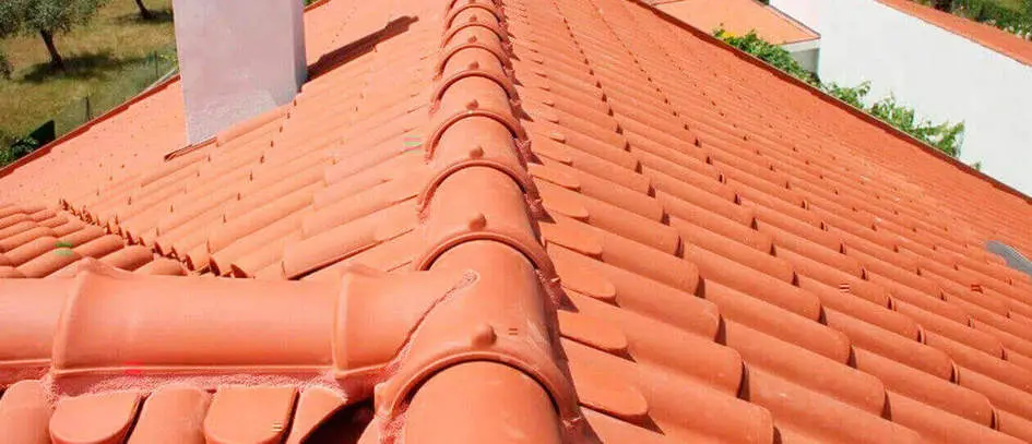 telha portuguesa - parte de cima de telhado 