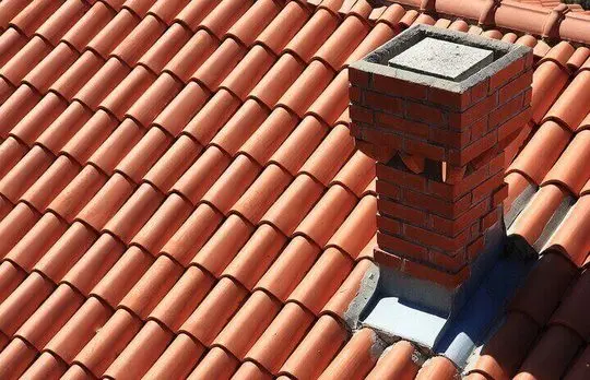 telha portuguesa - telhado de telha portuguesa com chaminé