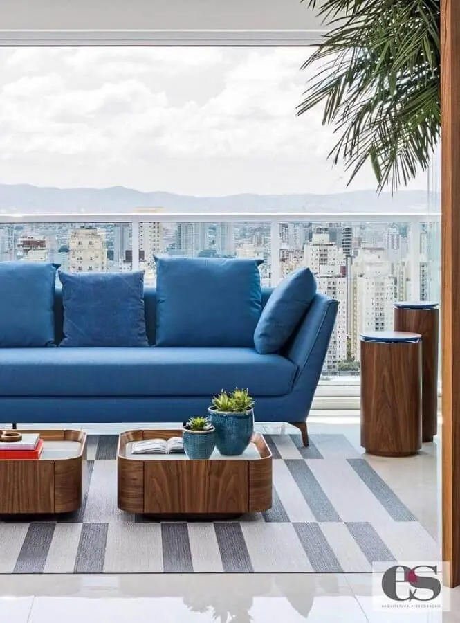 varanda decorada com sofá azul Foto Érica Salgueiro Arquitetura