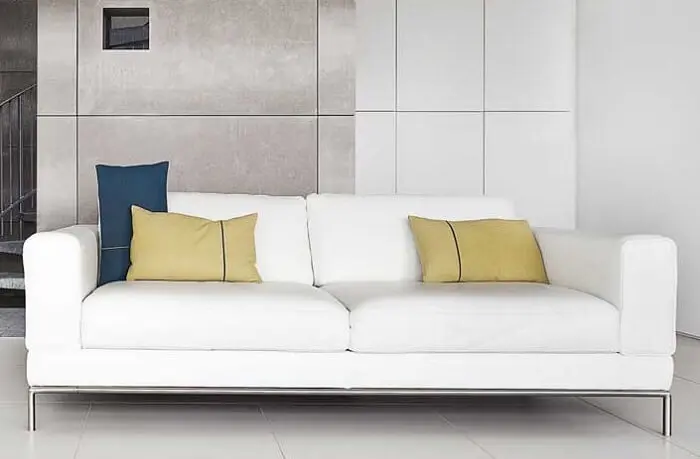 A combinação entre o metal e a cor do tafetá ficou incrível nesse sofá