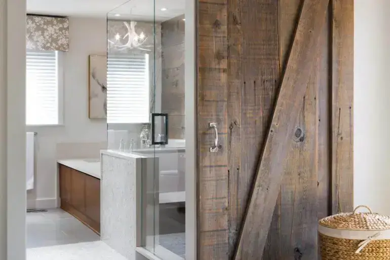 A porta para banheiro de correr pode ser feita de madeira de demolição