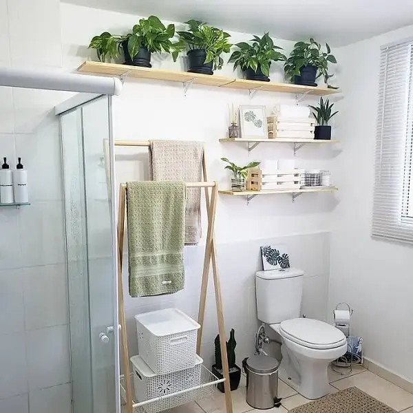 A prateleira para banheiro pode ficar fixada acima do vaso sanitário