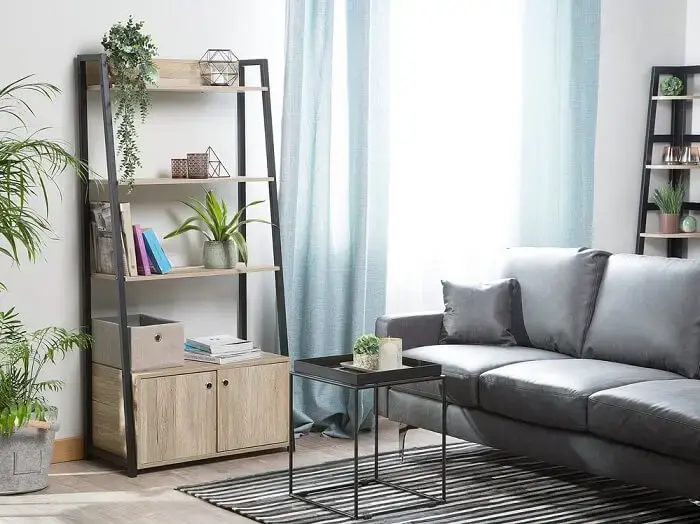 A sala de estar conta com a presença de uma estante escada madeira