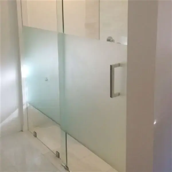 Adesivo para banheiro jateado delimita área no vidro