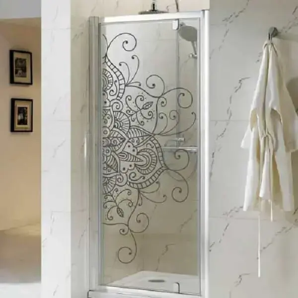 Adesivo para box de banheiro com desenho de mandala encanta a decoração