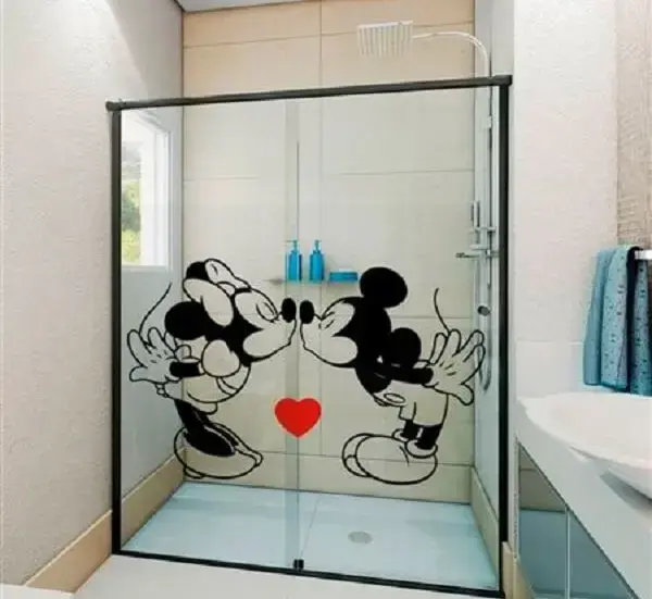 Adesivo para box de banheiro romântico com Minnie e Mickey
