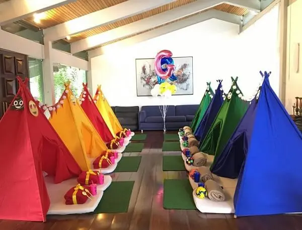 As cores da cabaninha infantil invadem o salão de festa