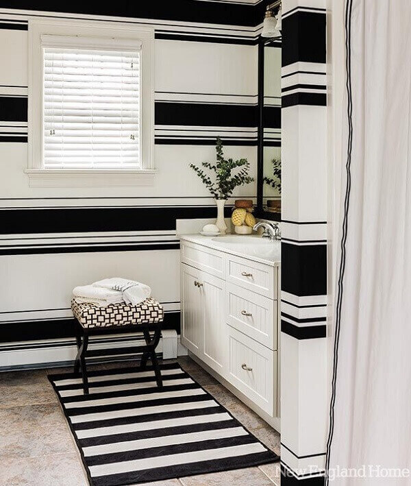 Banheiro com tapete preto e branco listrado