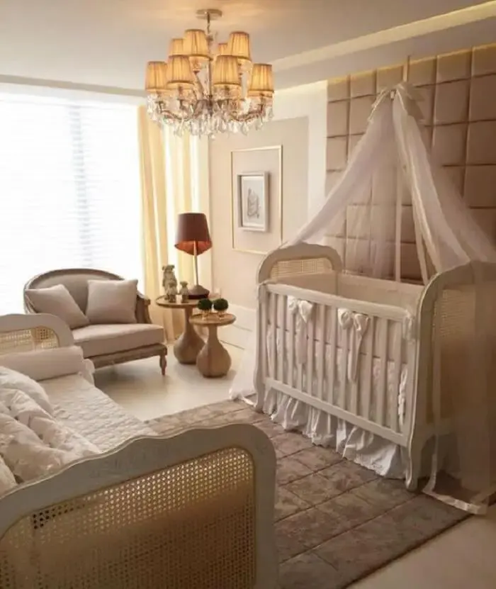 Berço provençal branco se harmoniza com a decoração do quarto de bebê