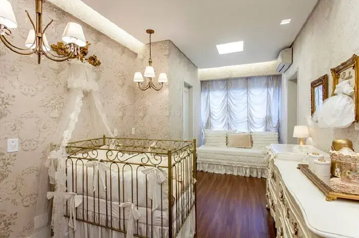 Berço provençal de ferro traz elegância e sofisticação para o quarto do bebê