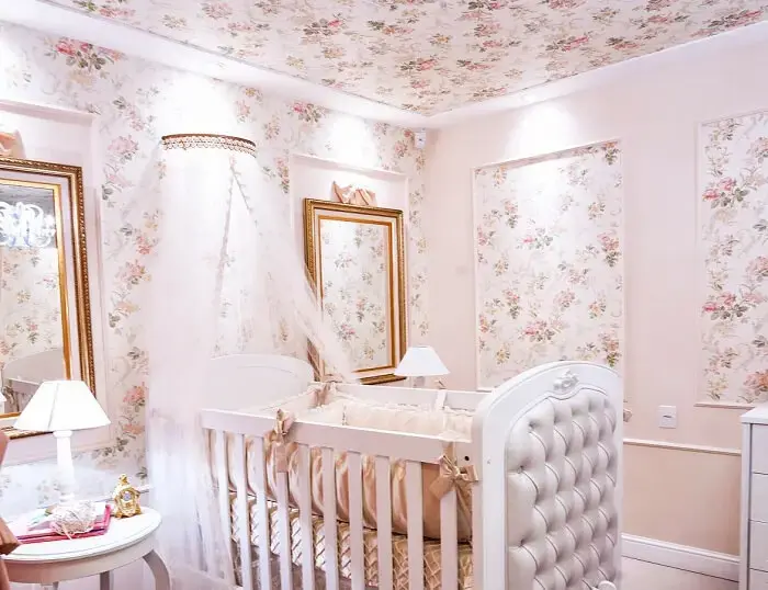 Berço provençal e papel de parede floral para o quarto do bebê
