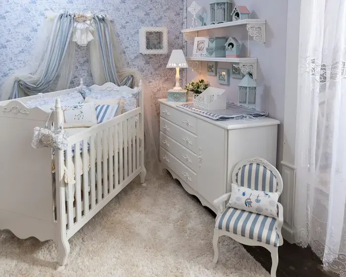 Berço provençal e tapete felpudo para o quarto do bebê