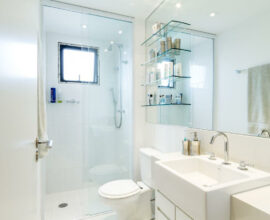 Decoração clean com prateleira para banheiro de vidro. Fonte: BY Arq&Design