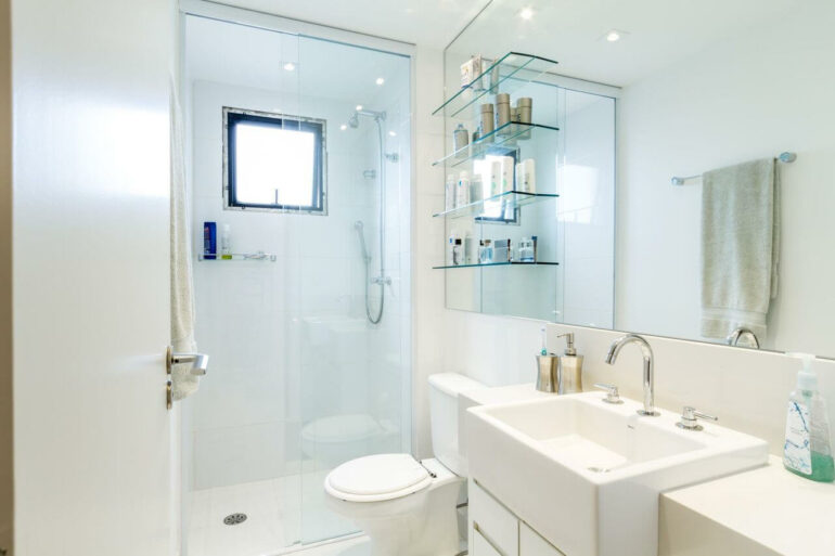 Decoração clean com prateleira para banheiro de vidro. Fonte: BY Arq&Design