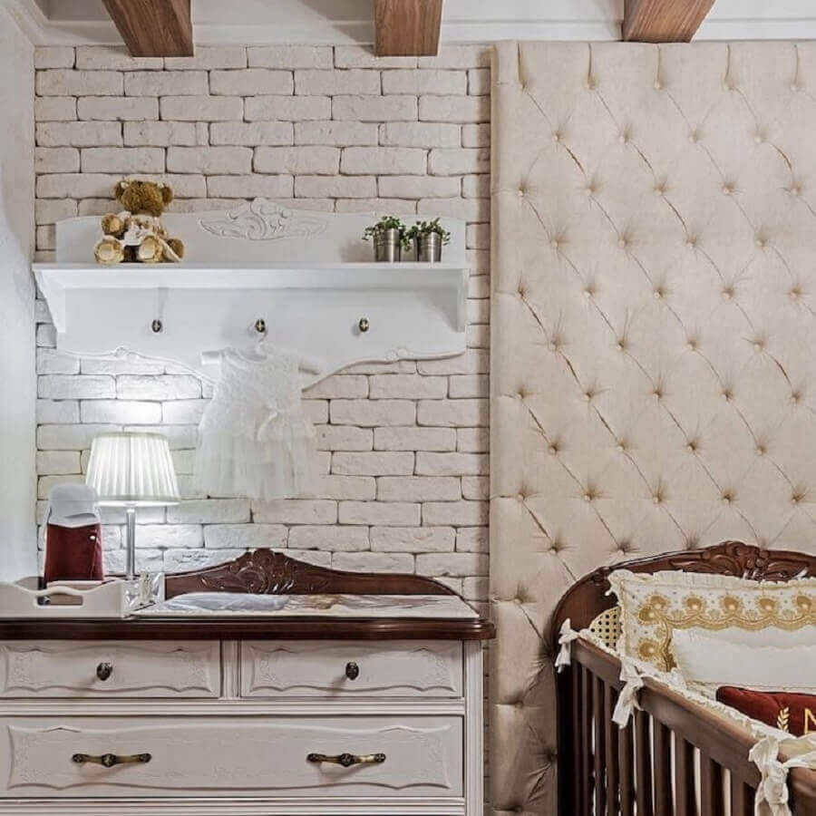 Cabeceira capitonê para decoração de quarto com parede tijolinho branca Foto Janaina Macedo