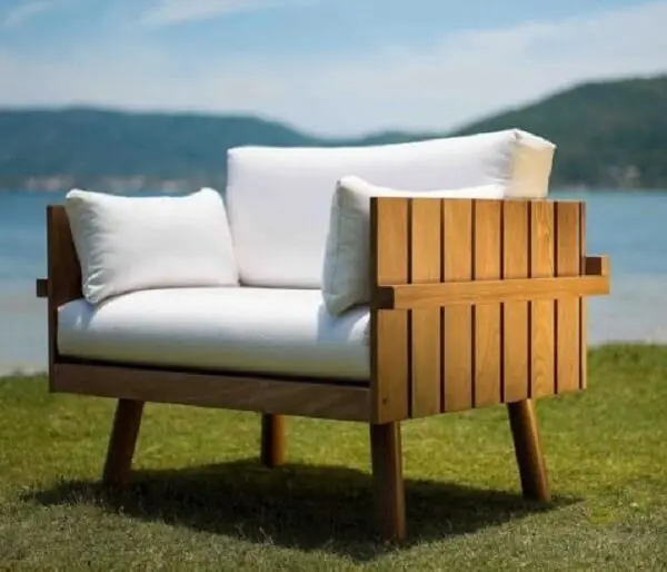 Cadeira de madeira estofada com tecido aquacblock específica para ambientes externos