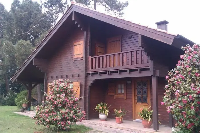 Casa de madeira com varanda superior que dá acesso ao quarto