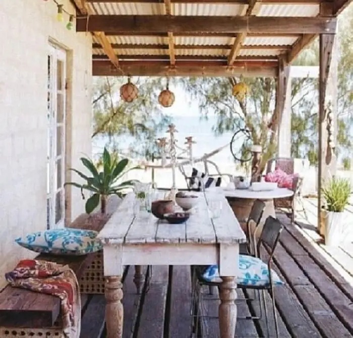 Casa de veraneio com varanda de madeira e móveis rústicos