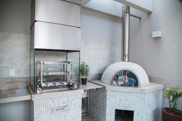 Churrasqueira de vidro instalada ao lado do forno de pizza