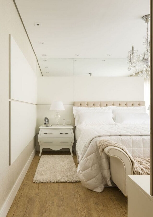 Cores claras para quarto de casal decorado com cabeceira capitonê casal Foto Samira Jarouche