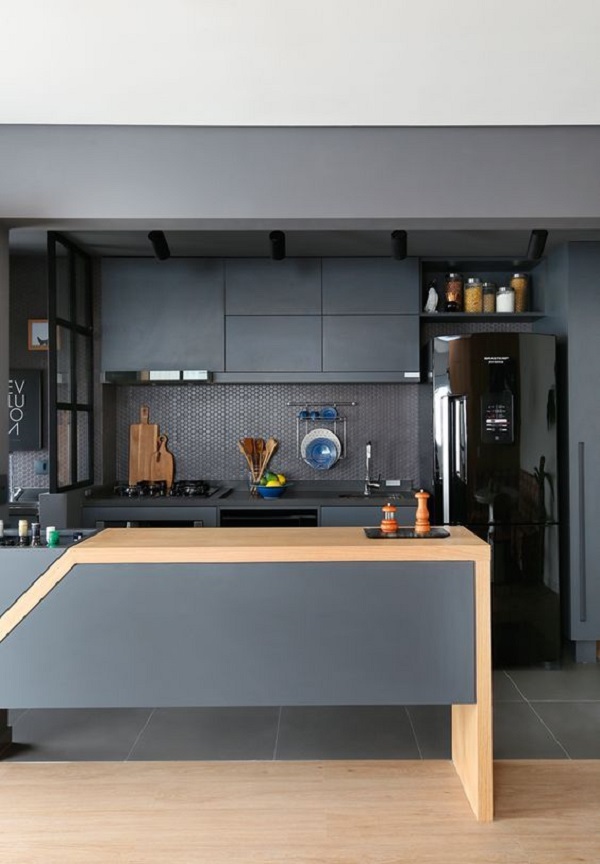 Cozinha cinza com geladeira preta moderna