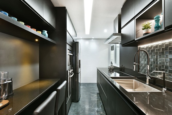 Cozinha com geladeira preta moderna