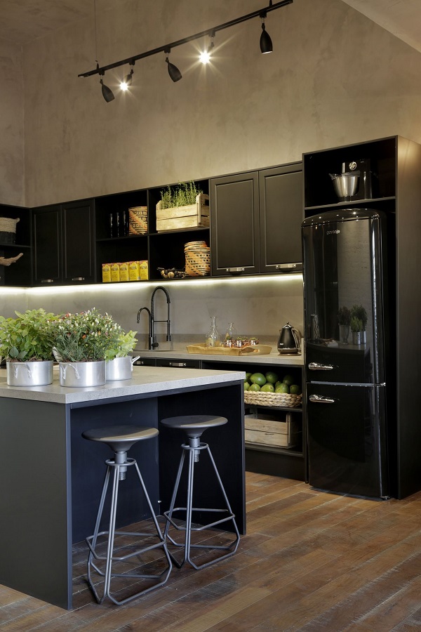 Cozinha moderna com geladeira preta