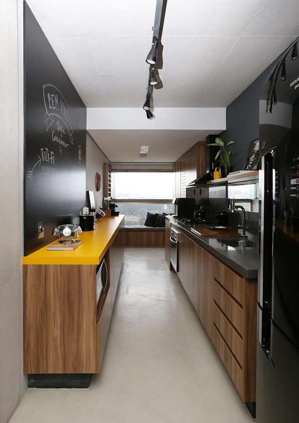 Cozinha moderna com geladeira preta