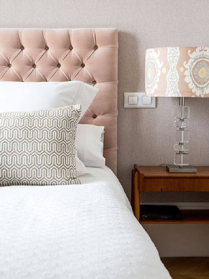 Decoração em cores claras para quarto com cabeceira capitonê rosa Foto Micasa Revista