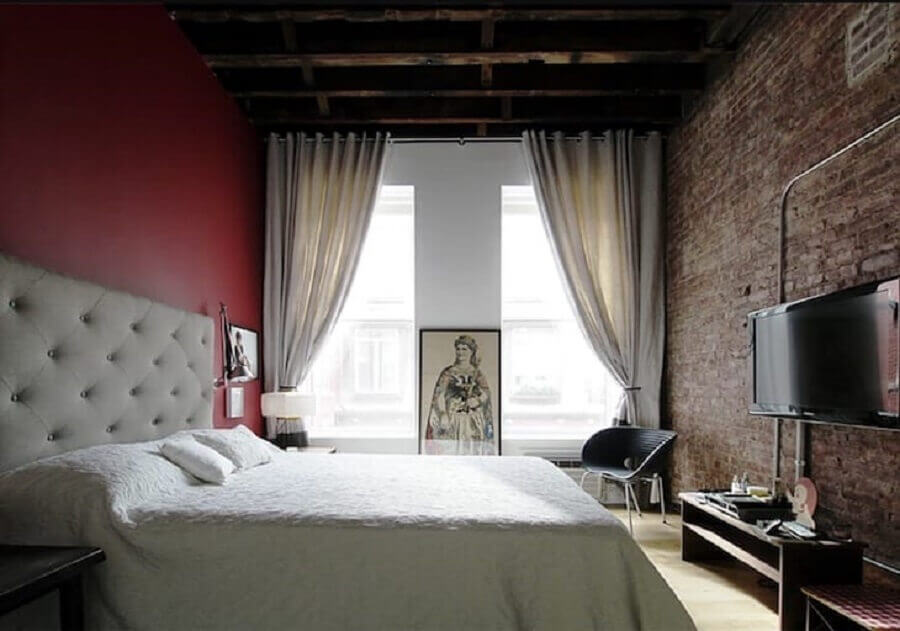  Decoração estilo industrial para quarto com cabeceira de cama capitonê Foto RSRG Arquitetos