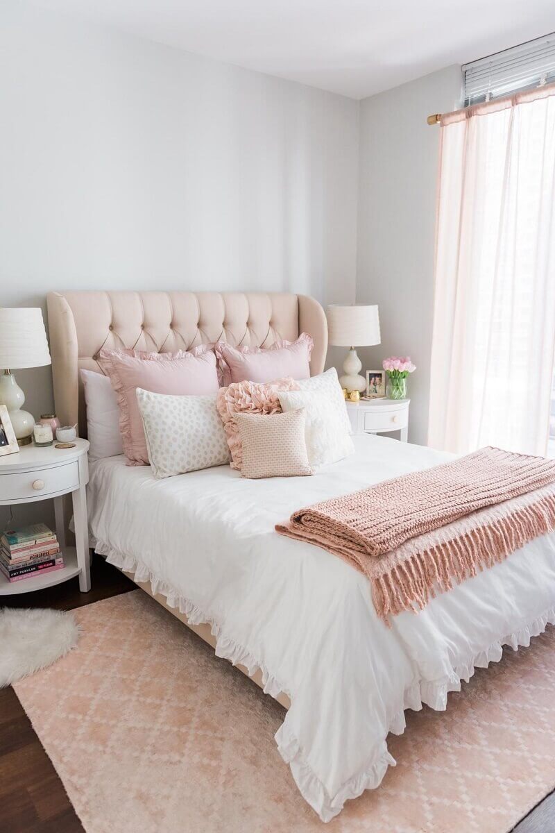 Decoração romântica para quarto branco e rosa com cabeceira capitonê Foto Nursery Bedding Decor